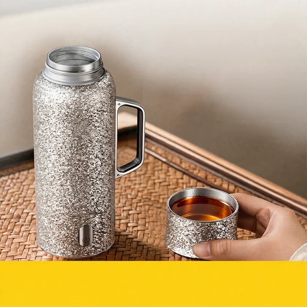 Titánový ohrievaný izolačný hrnček s rúčkou 680ml darčeková krabica